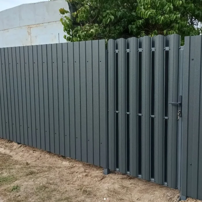 установленный забор из профлиста