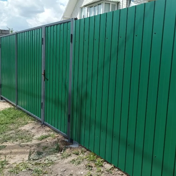 смонтированный забор из металлопрофиля