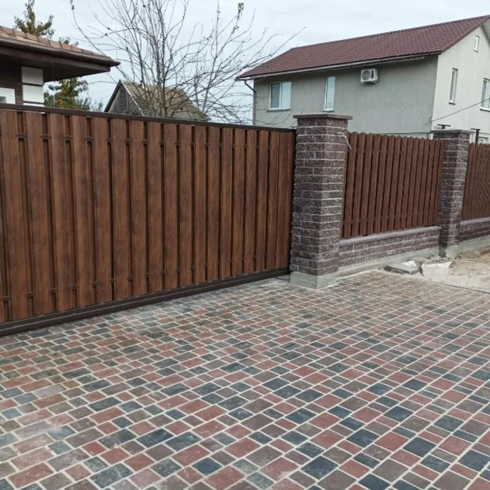 установленный забор из штакетника под дерево