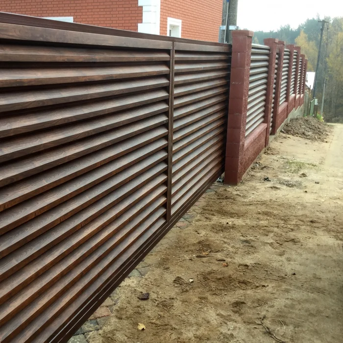 забор жалюзи под дерево